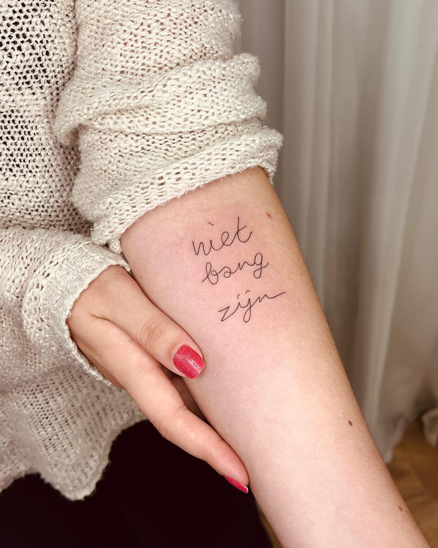 Essa frase estava em um letreiro em Amsterdã. Que significa, NÃO TENHA MEDO. Logo a cliente tirou uma foto e foi algo qu