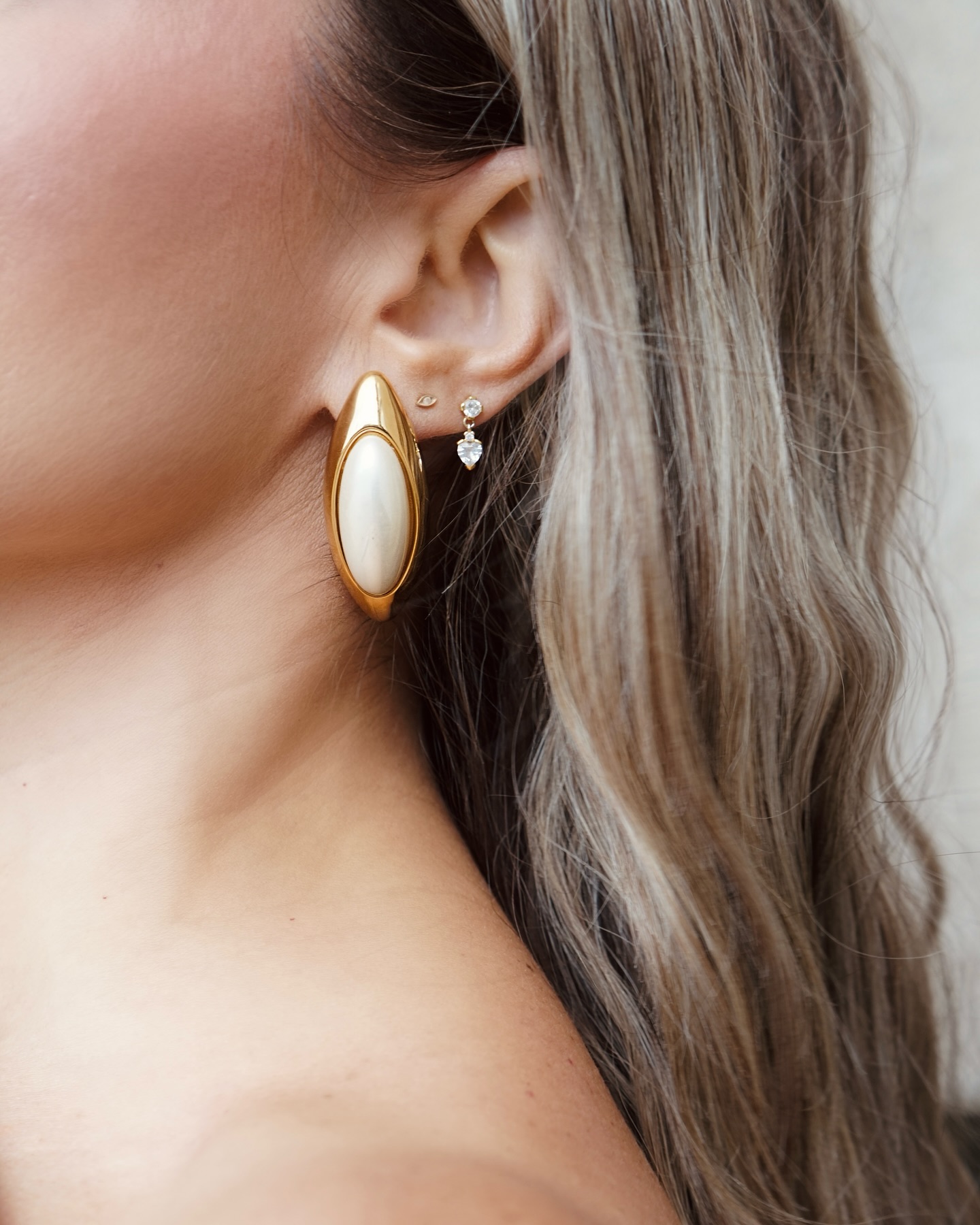 your collection isn’t complete without her: NERTILA is back ✨
.
.
.
.
.
#statementearrings #chunkyearrings #pearlearring