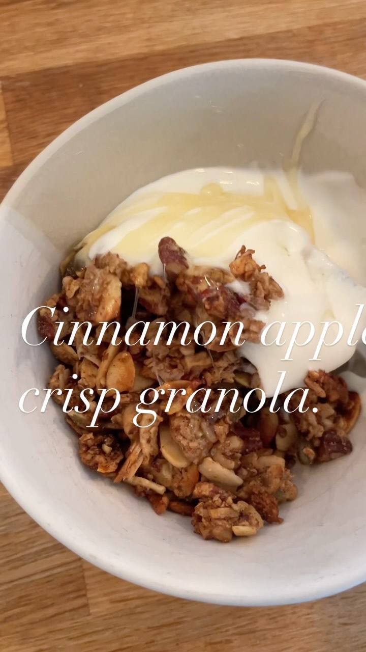 Cinnamon apple crisp granola.🍏

Adapted from my Golden Granola recipe on the blog (link in profile😁) Makes a nice big ba