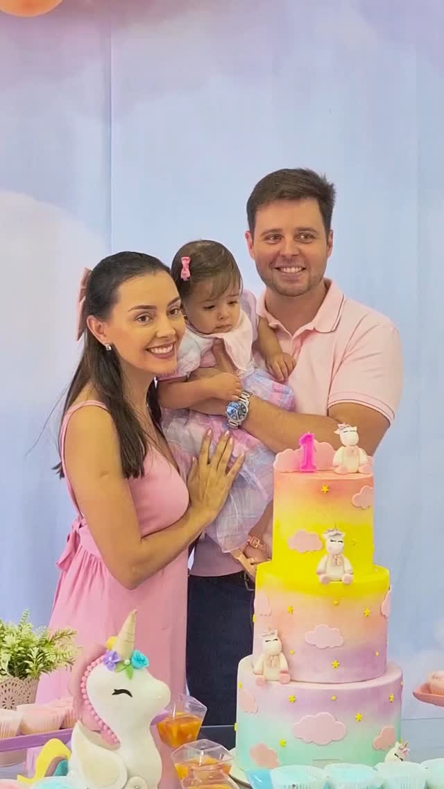 🎉🥳 Hoje a estrelinha da família faz aniversário! 🎉🥳 Um ano de sorrisos, descobertas e muita fofura. Parabéns, Maria Júli