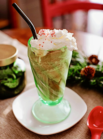 Old-Fashioned Chocolate Peppermint Soda Recipe | Vintage Treat — Vintage By the Bite Retro Food Blog thumbnail