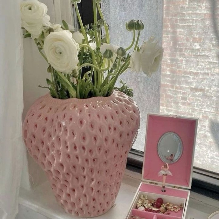 A giant strawberry vase 🍓😍

#StrawberryVase #Kawaiidecor #pinkdecor #fruitdecor #decorinspitation #statementpiece #homea