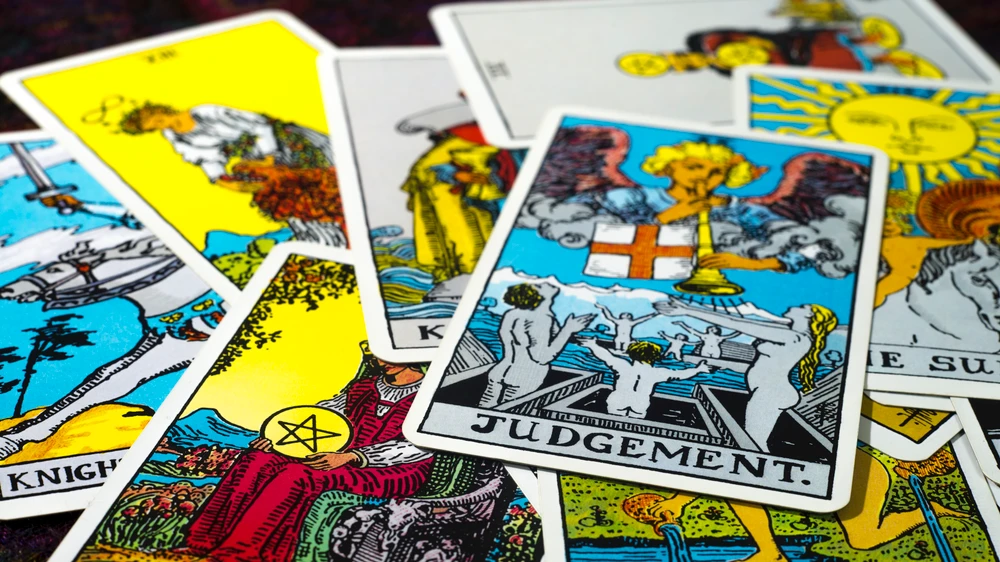 Psychics and Tarot Readers Are Under Siege By Instagram Scammers and Online Fatigue (Vice) thumbnail