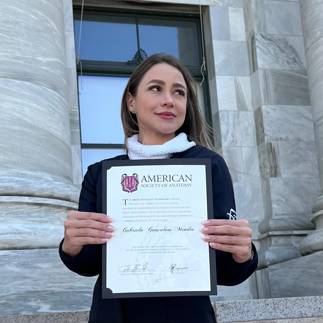 Dr. Gabriela: Uma Jornada de Dedicação à Odontologia thumbnail