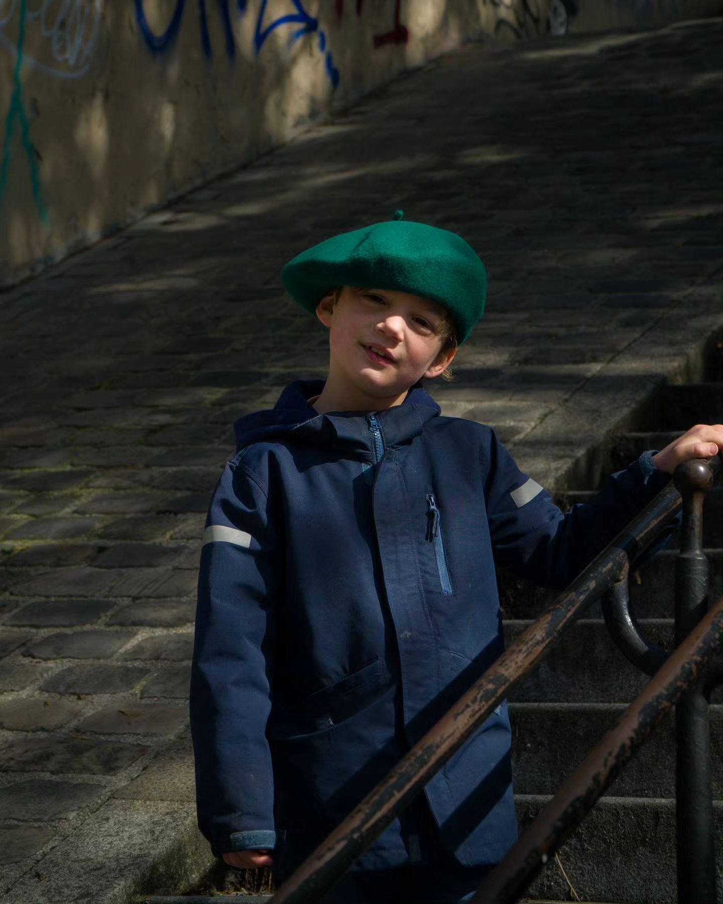 🧶🧸

Parisian elegance in miniature 🇫🇷

A green beret, a curious smile and a staircase that leads to who knows what adven