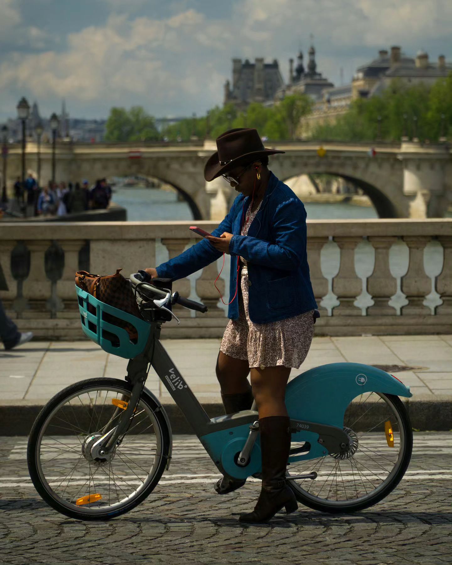 🚲🌁

#StreetPhotography #CityLife #BicycleLife #ParisVibes #UrbanStyle #CityCycling #StreetStyle #FashionOnTheGo #Parisia