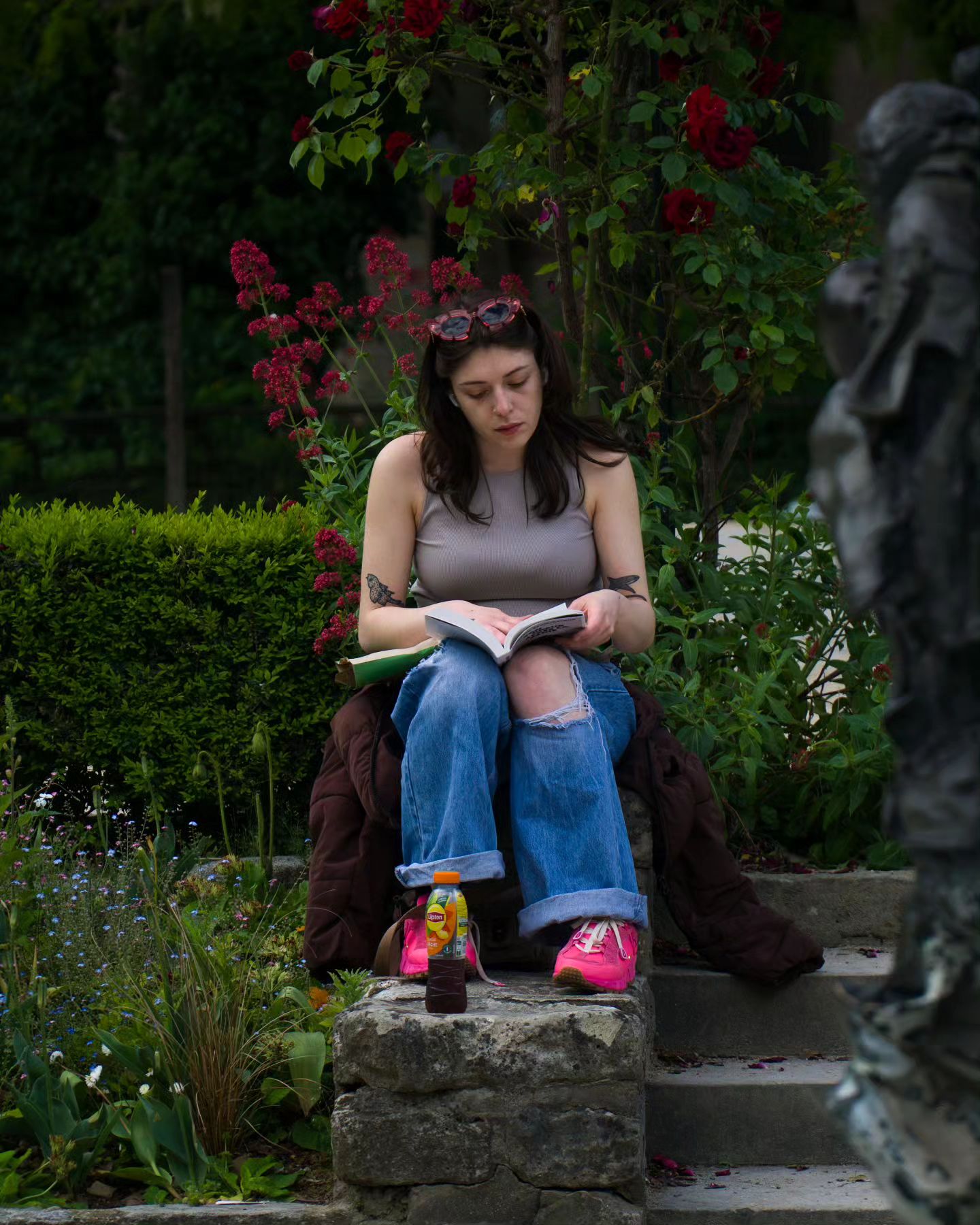 📚🧃

#BookLover #ReadingTime #UrbanOasis #NatureAndBooks #StreetPhotography #ParisLife #QuietMoments #InTheMoment #CitySe