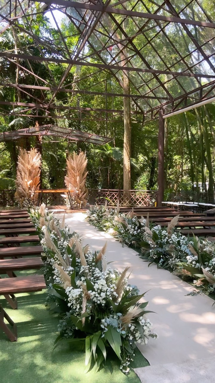 Imagina a emoção passar por esse caminho do altar? Eu amei e vocês?

Noivos: @nattashaviassone e @filipeolivv

Espaço: @