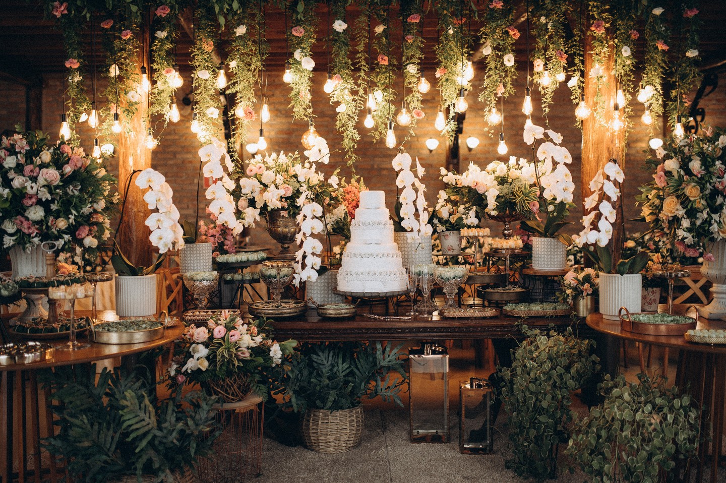 Uma das partes mais importantes na decoração da recepção é a mesa de bolo e doces!

E você, o que admira primeiro quando