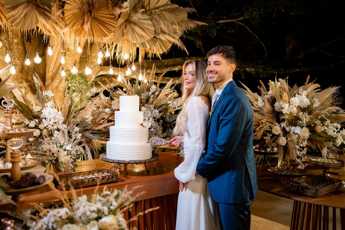 Sim, foi perfeita a mesa feita para os queridos noivos: @nattashaviassone e @filipeolivv ♥️
 
Espaço: @casagiardinoevent