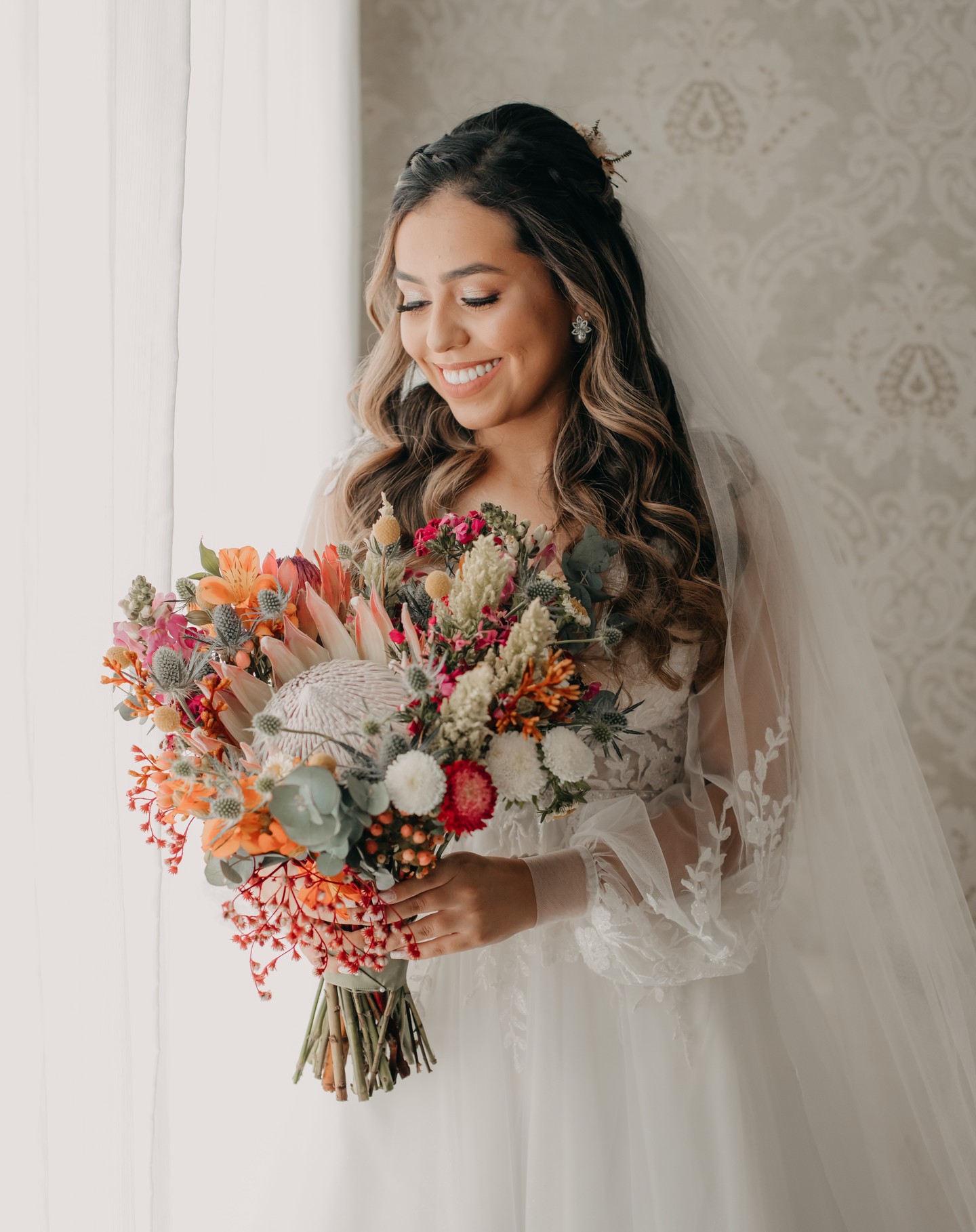 Sabrina e seu buquê formidável!!⚜️
Montar esse buquê foi uma peça chave para combinar com o seu sorriso e sua simpatia.❤