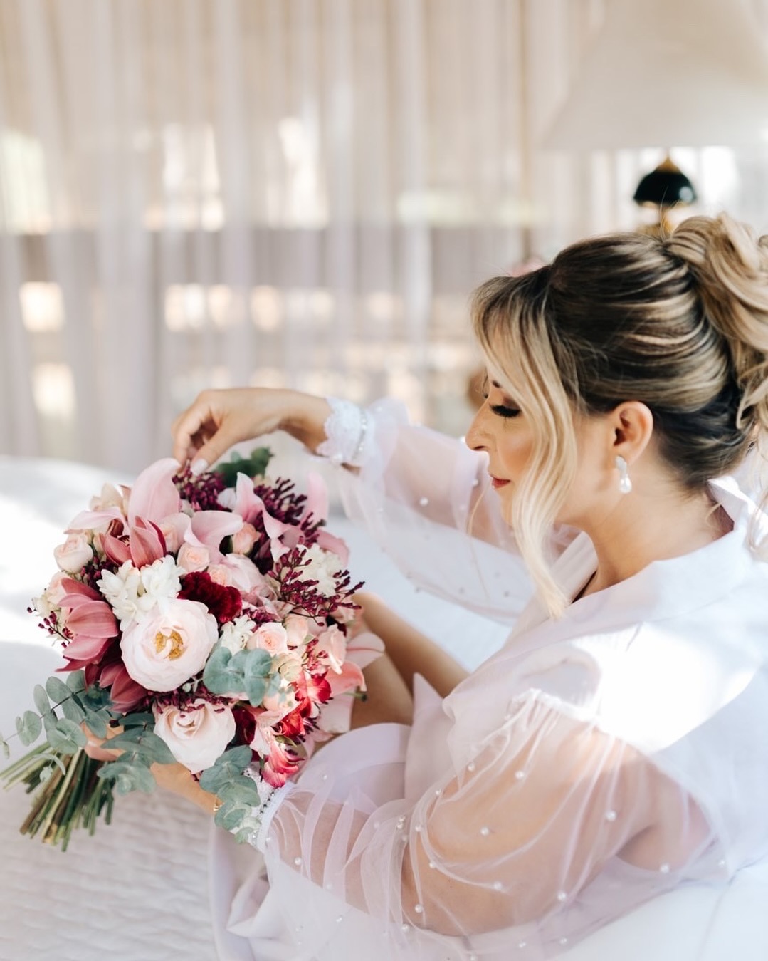 Um encanto de buquê para a querida @nani_martins2006 🥰para o dia do sim com 
@pr.josecarlosoficial ♥️

@arcoeflash
@nova