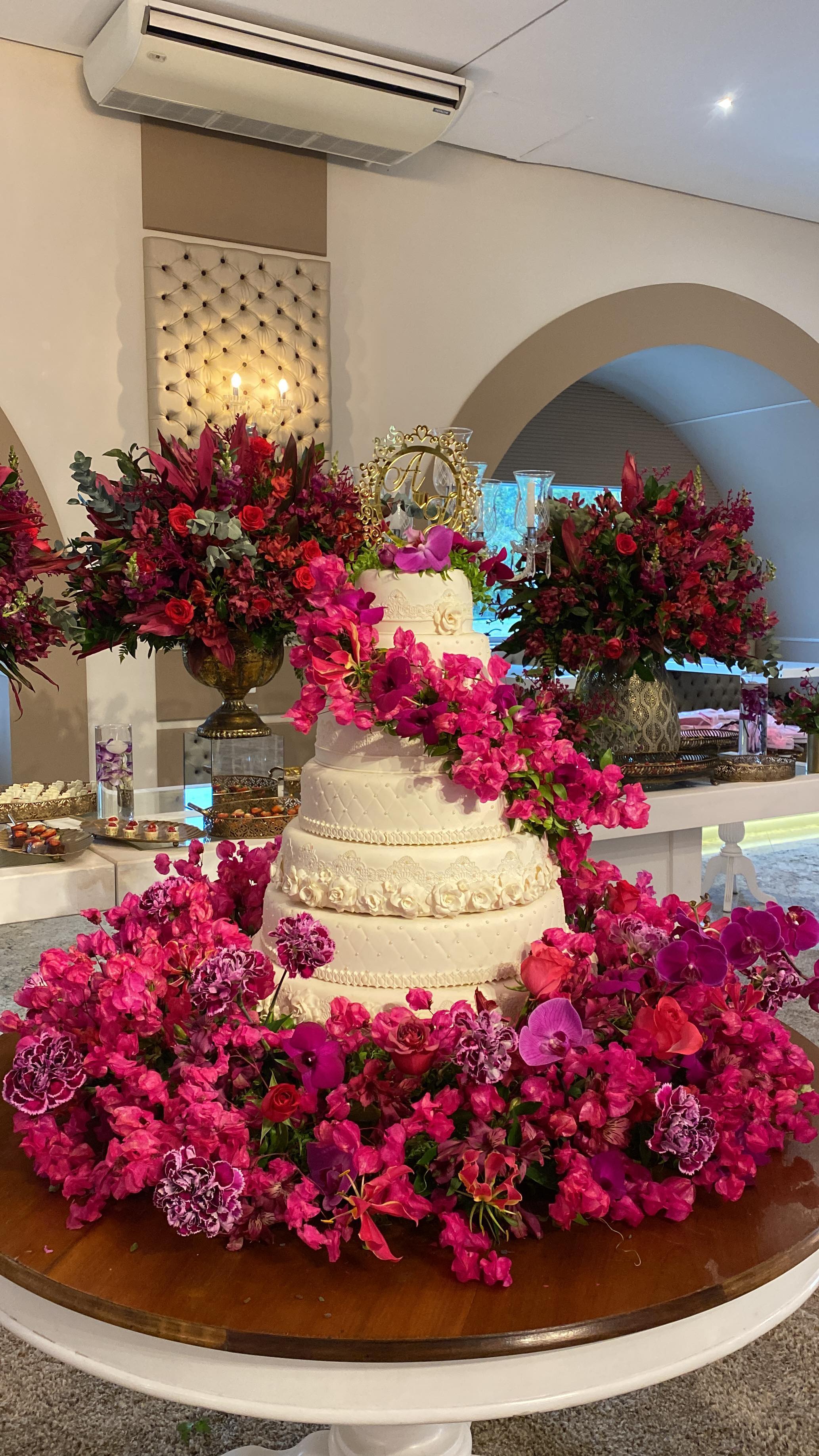 Uma decoração luxuosa, para marcar um dia fabuloso!

#decoracaocasamento 
#decoracaodecasamento 
#casamentofucsia 
#arte