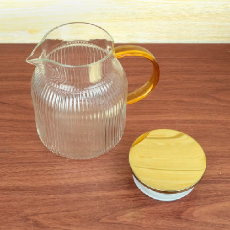 Jarra de vidro com detalhes dourados thumbnail