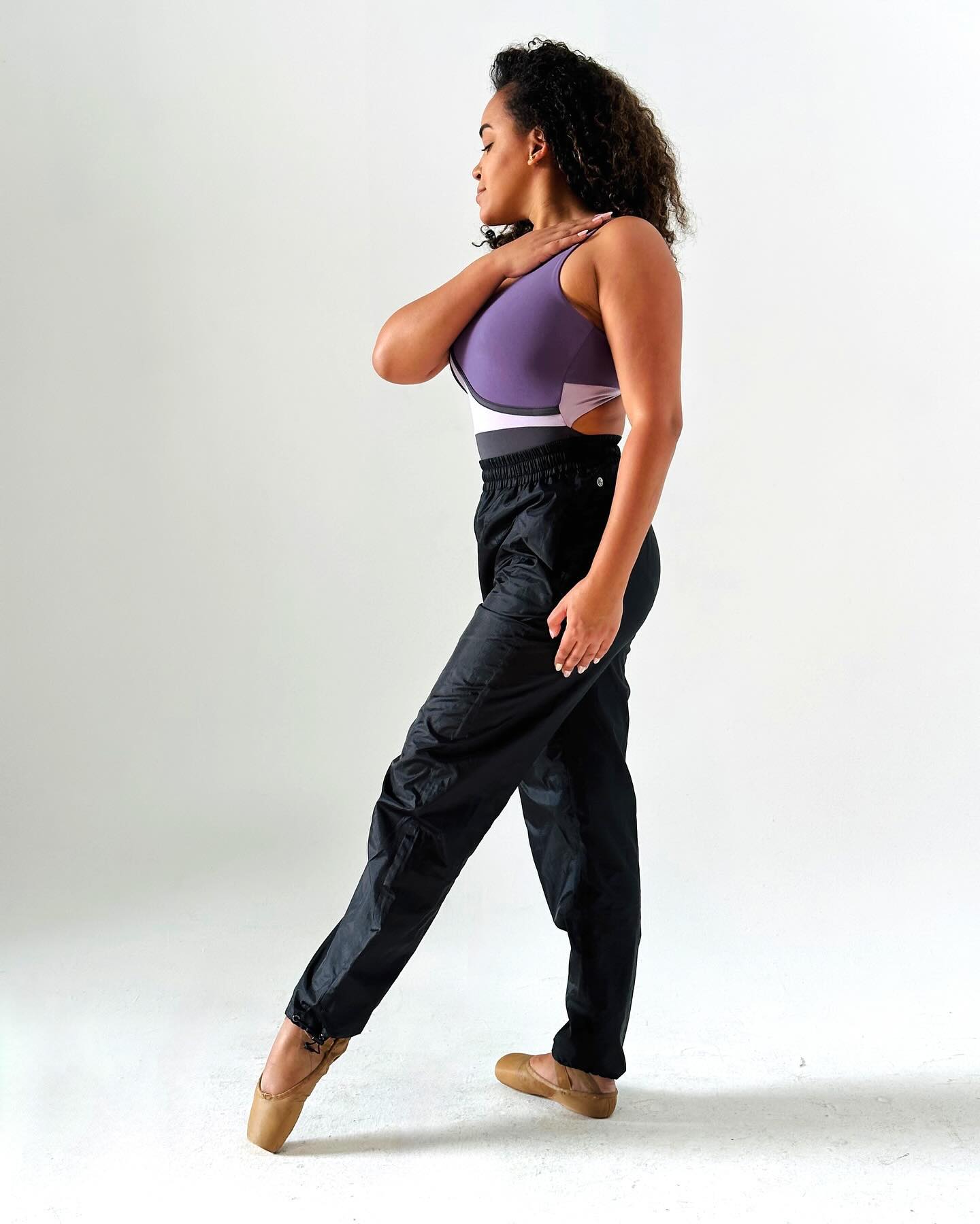 Pants made by a dancer, for dancers 👯say no more… !! Shop the ASpire Warm Up pants today! 

feat. @alisonstroming 
#ASDa