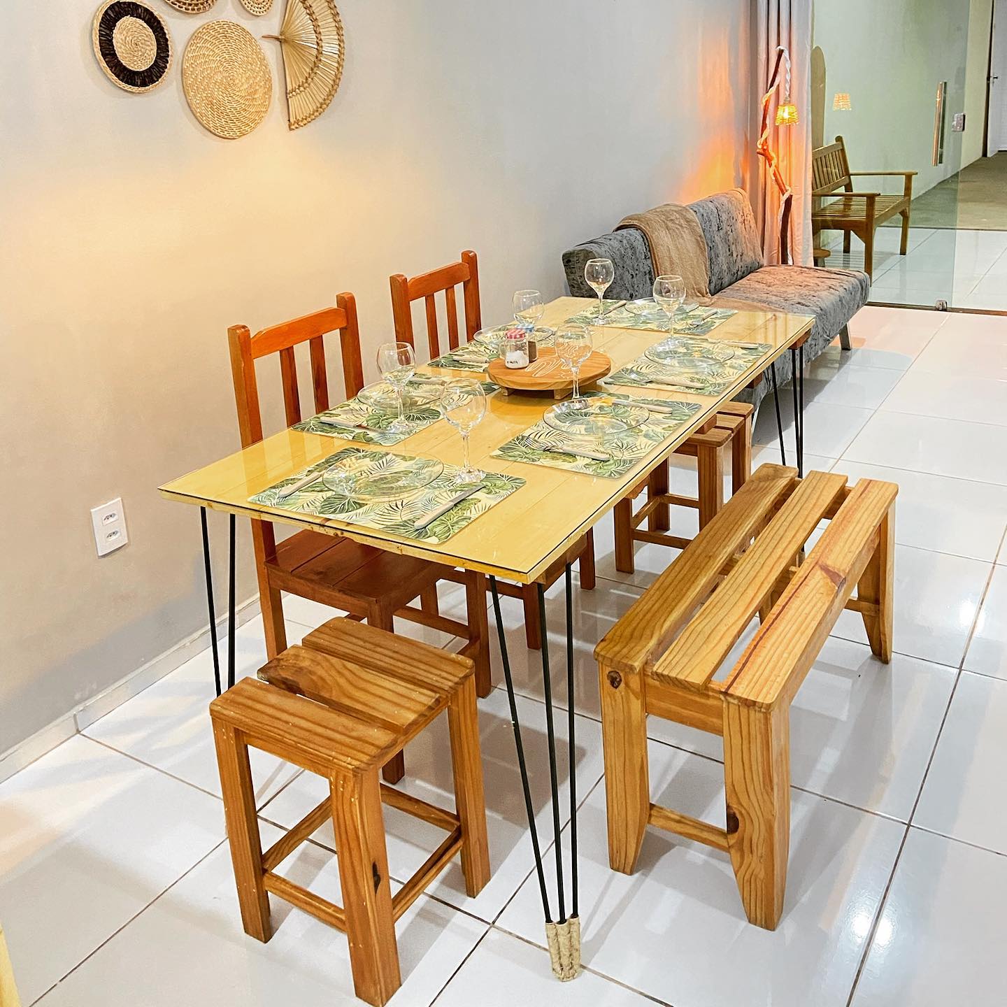 🍴Sala de jantar integrada com sala de estar e cozinha, com decoração regional e equipada com jogo de jantar. 🍽️
••••••••