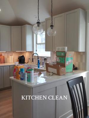 Kitchen reset time!! 🧼 🫧  #cleantok #cleaningtiktok #springcleaning #springclean #homereset #asmr #asmrcleaning #cleanin
