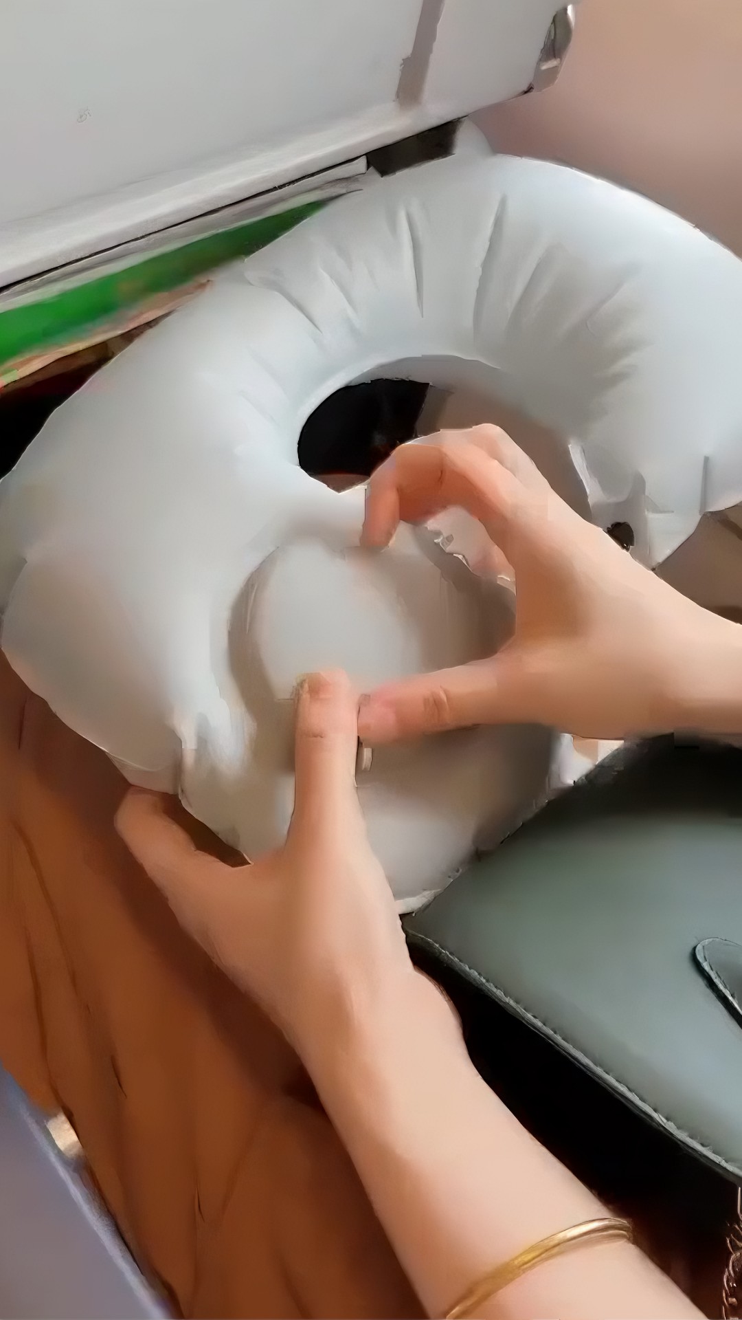 Almofada de Pescoço de Plástico Inflável com botão lateral para Inflar thumbnail