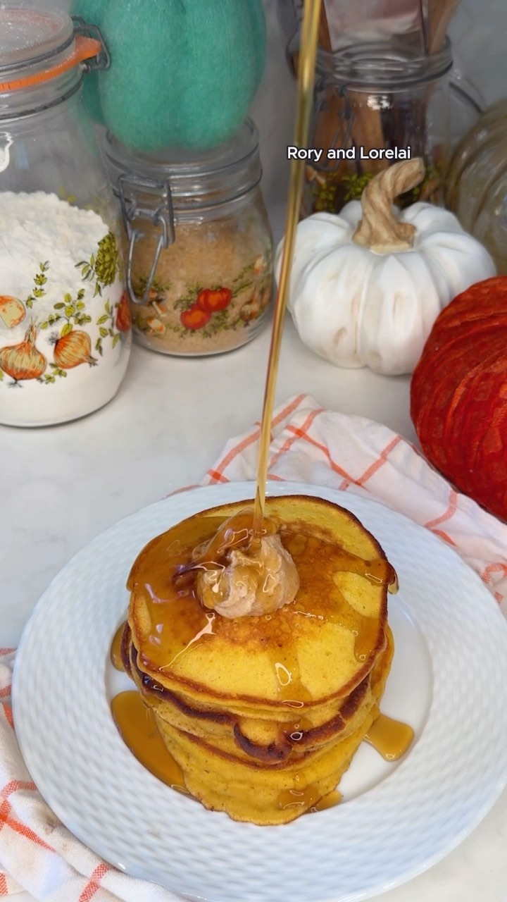 Channeling my inner Gilmore girl with these cozy pumpkin pancakes 🍂🎃 Perfect for crisp autumn mornings, topped with mapl