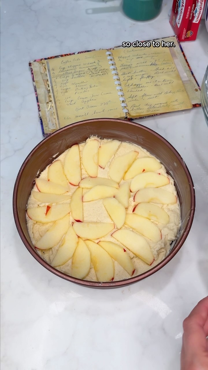 Just discovered this gem in my Grandma Rosemarie’s 1970s recipe book! 🍂 This cake is moist, has a crunchy sugary top, an