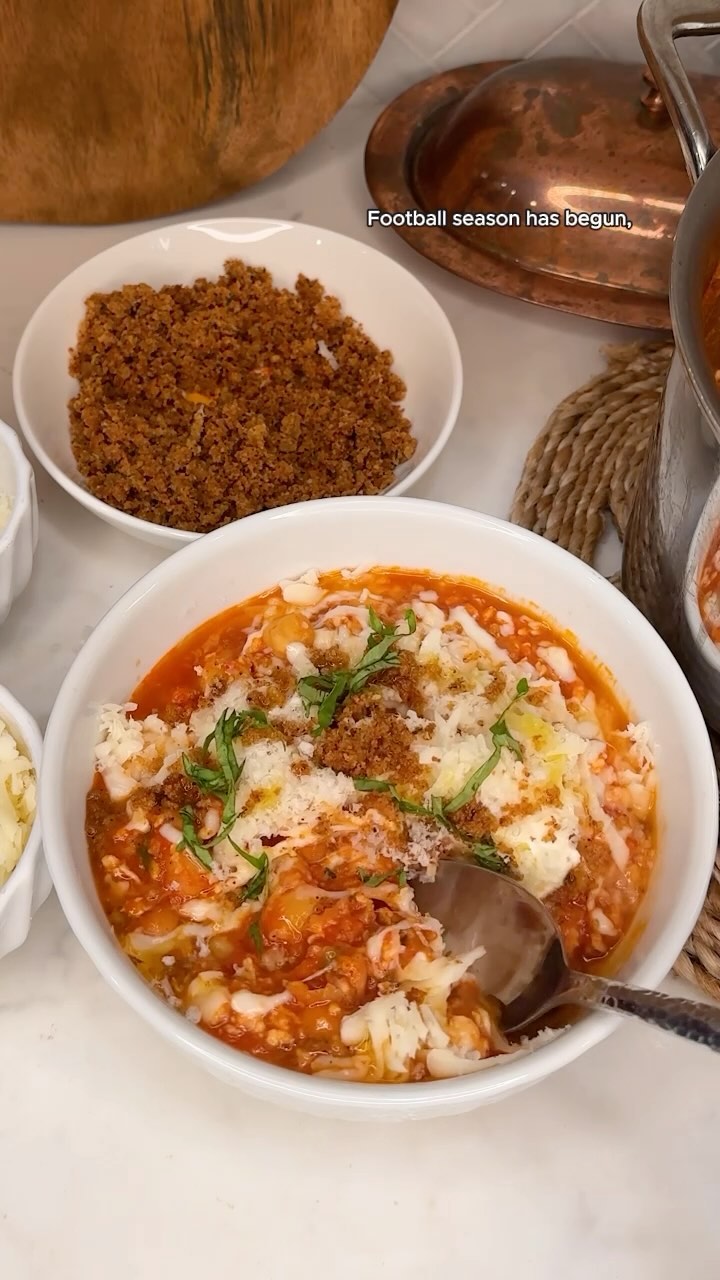 Chicken parmesean… in a bowl?! Yes, that’s what I’ve devised with this CHICKEN PARM CHILI! 🇮🇹🥣🥫

Perfect for your footba