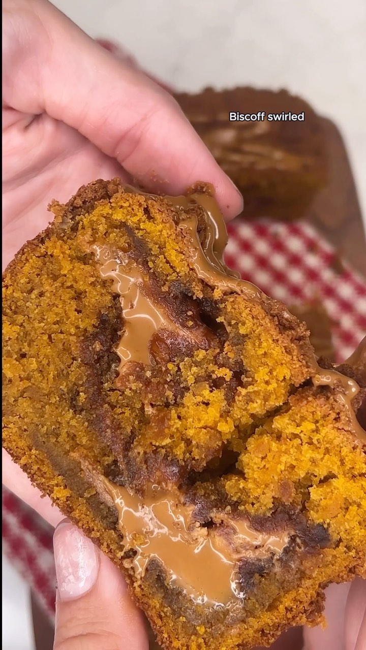 If you’re a Biscoff fan like me, you’re in for a treat with my latest creation: Biscoff Swirled Pumpkin Bread! It’s deli