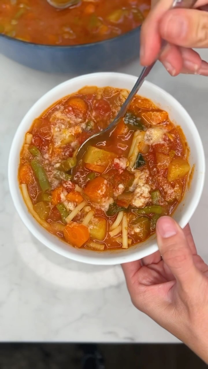 These cool fall days are making me crave nothing more than a warm, hearty bowl of soup. This minestrone soup is the perf