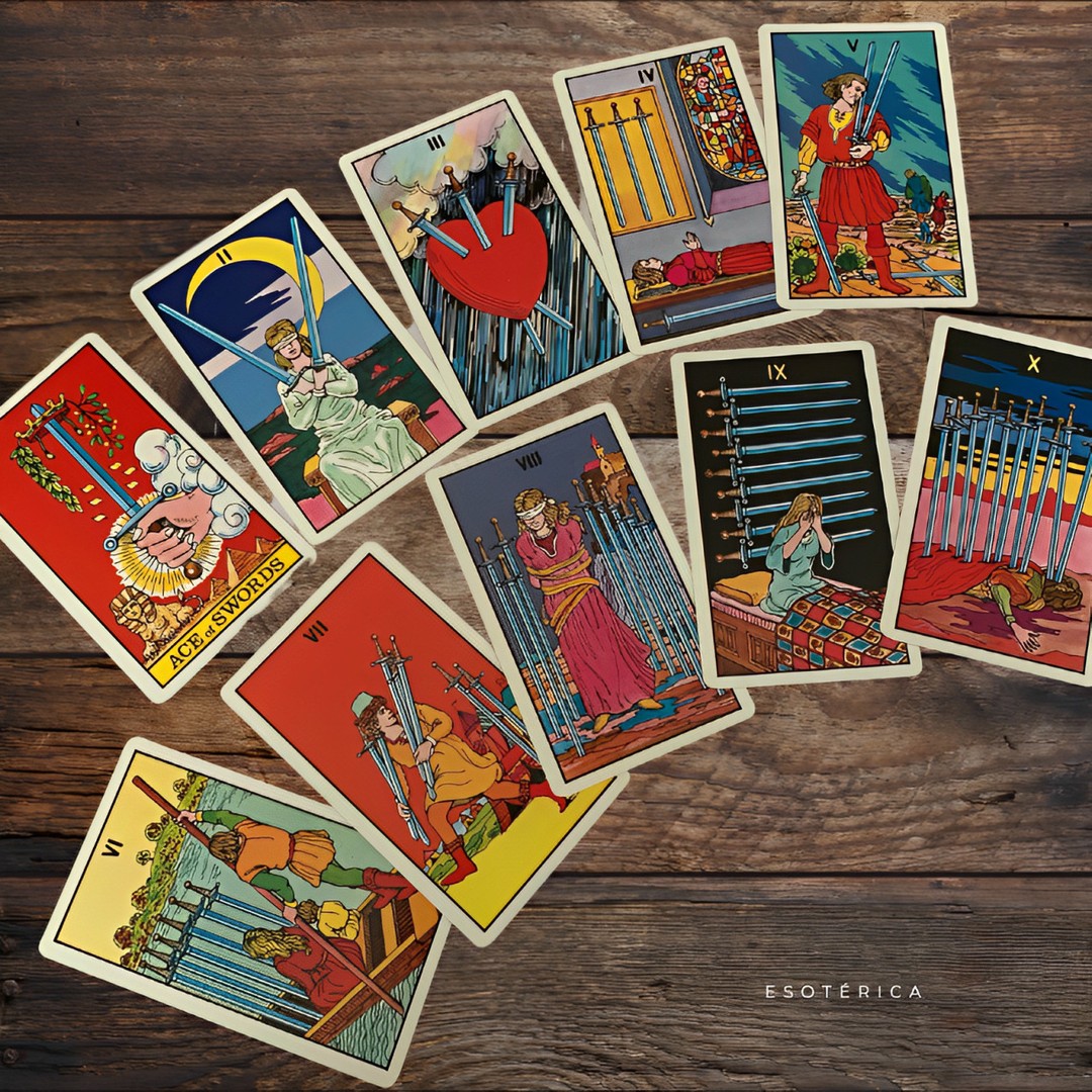 Las espadas del tarot, portadoras de sabiduría y agudeza mental cortan la confusión y el engaño para revelar la realidad