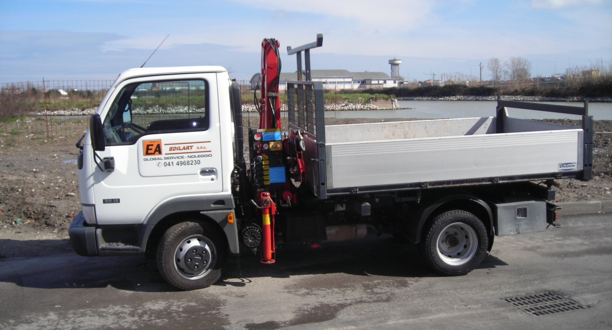 Camion con gru thumbnail