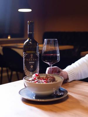 In unserem georgischen Restaurant in Stuttgart laden wir euch ein, echten georgischen Wein zu entdecken 🍷 Dieser Saperav