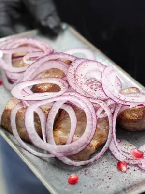 In Georgien liebt man keinen „Schaschlik“!🫣😅 Der authentische Name dieser legendären Speise lautet Mzwadi‼️ „Schaschlik”