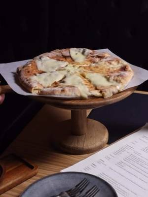 Ist das eine Pizza? 🤔 Nein! Das sind georgische Backspezialitäten, die man unbedingt probieren muss: 🥬Phlovana 🫘Lobiani 