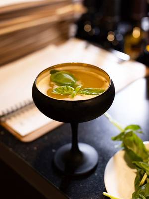 Schinauri Bar is a new spot for afterwork cocktails or wine with an elegant Georgian touch! Plus: Live jazz every week🎸