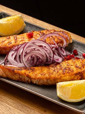 Im neuen georgischen Restaurant Schinauri in Zuffenhausen brutzelt unser Oraguli-Lachs in der Pfanne – perfekt goldbraun