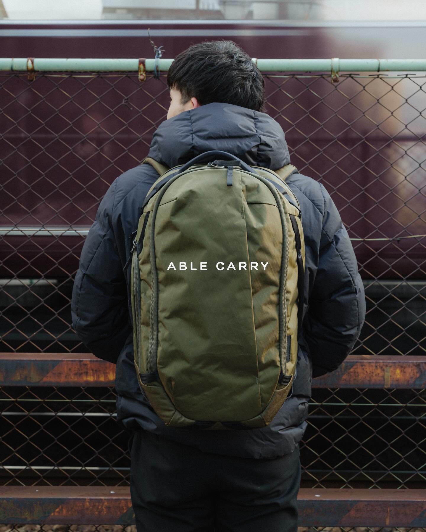 .
Able Carry Max Backpack

最大容量30Lで旅行・出張・普段使いの幅広いシーンで
活躍するバックパック。
立体的でミニマルなデザインとA-Flame構造による背負い心地の軽さは唯一無二。

YouTubeでこのMa