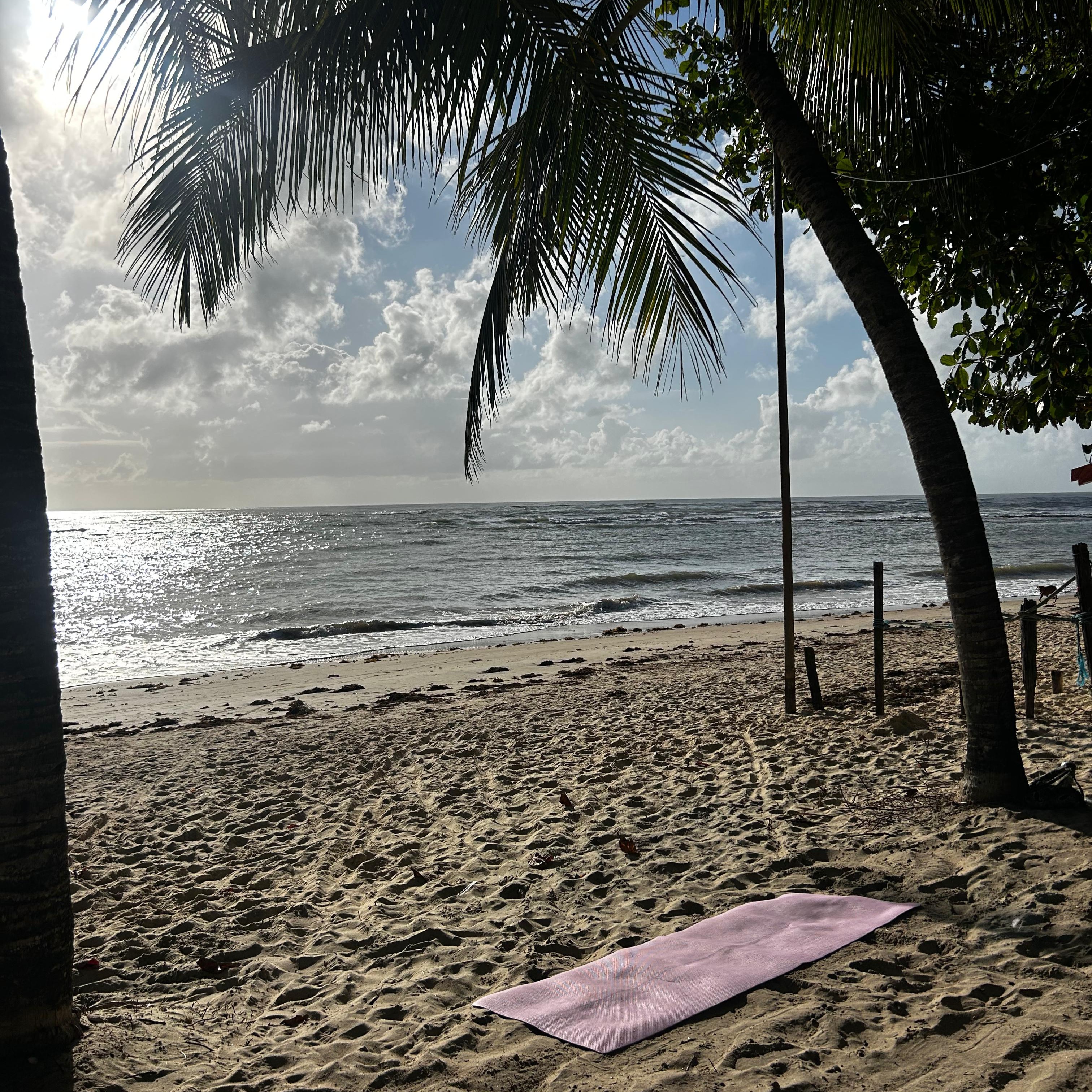 YOGA À BEIRA-MAR: viva essa experiência! thumbnail