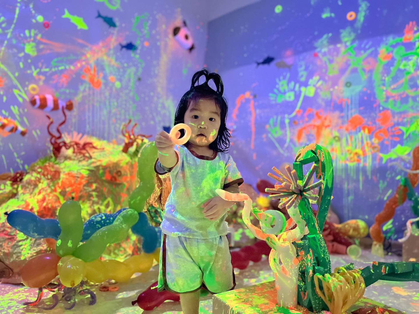 ⁡
每個孩子都是天生的小玩家～
就算只是一顆泡泡🫧，也可以玩得很開心呦☺️
⁡
-
潛進海洋✘夜光五感派對🪸🐋
⁡
📅 預約制，課表請點選精選動態 \報名連結/ 或置頂貼文都找得到哦！
🌱親子｜𝟭.𝟱𝘆-𝟲𝘆
⁡
•夜光五感派對：使用𝗛𝗮𝗻