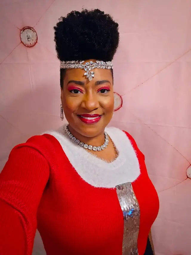 Happy Holidays everyone! 🎄🎁 This is me dressed as Mrs. Claus, serving festive fun, cozy cheer & holiday sparkle all seas