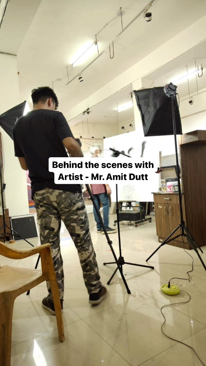 Renowned Artist Mr. @amitdutt0 Painting a Canvas for our Next Video ❤️🧿
.
Mr. Dutt is an Indian painter from New Delhi, 