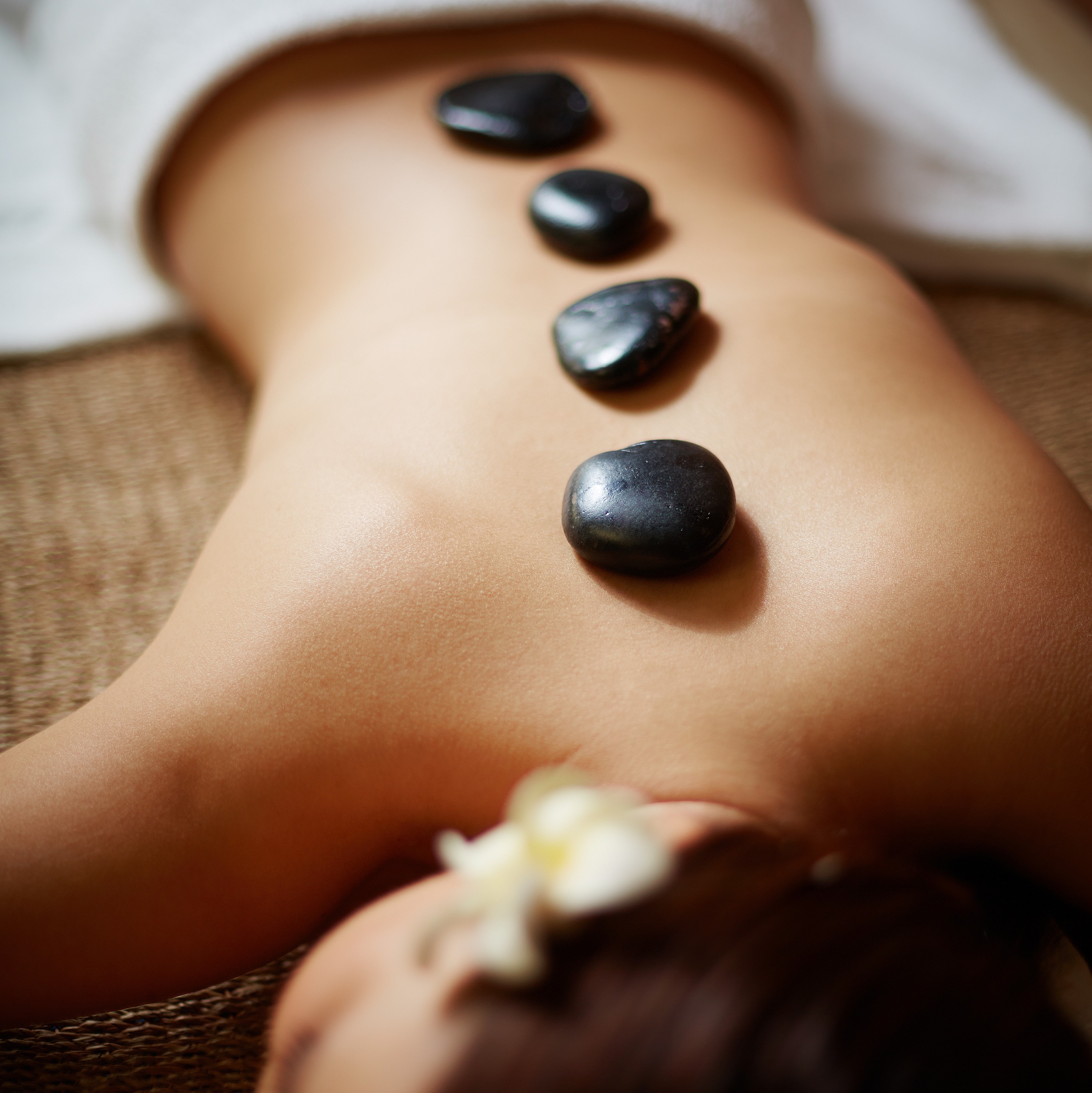 Massagem com Pedras Quentes thumbnail