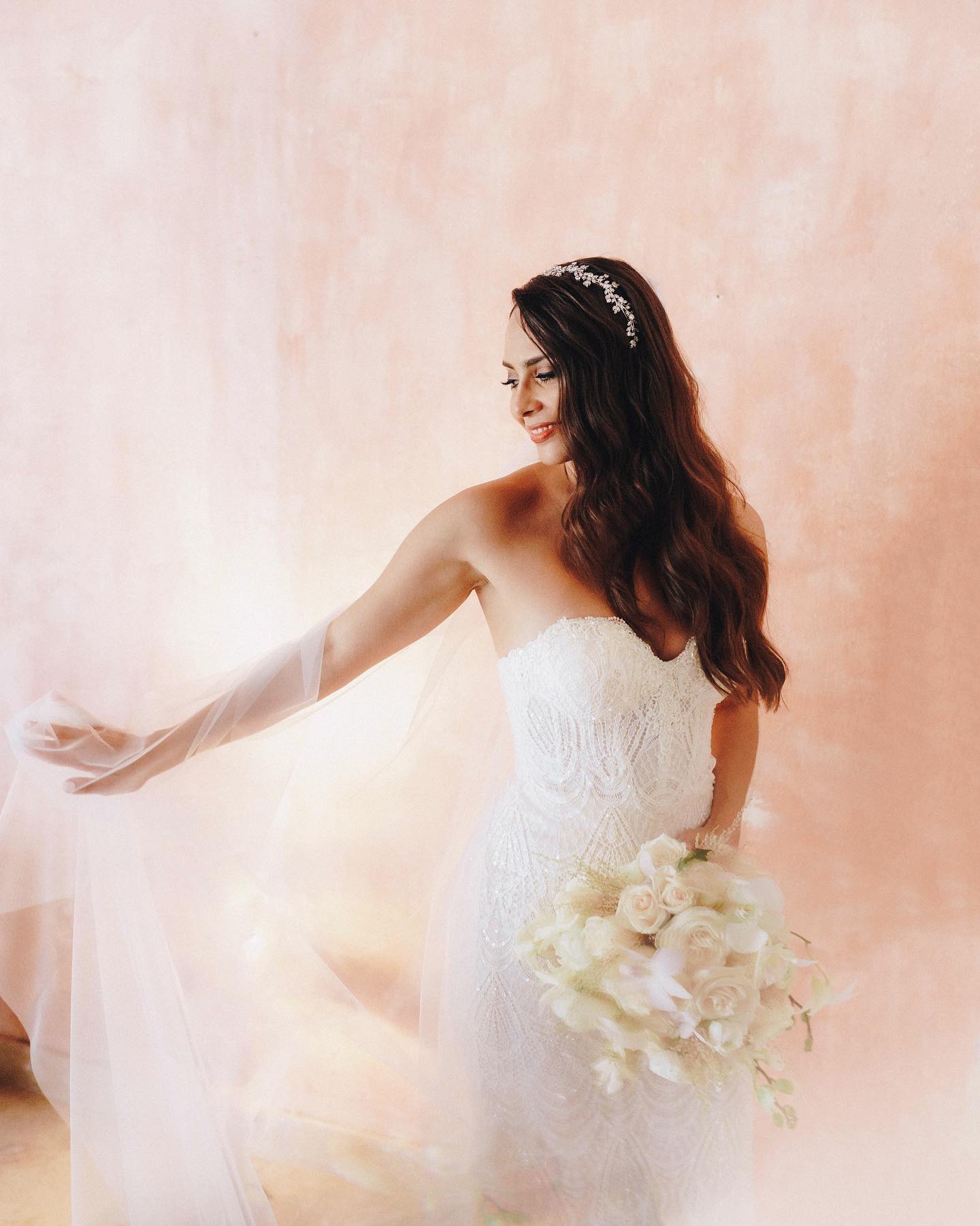 La bella Jessica con su encanto y elegancia una novia muy atenta que en cada disparo quedó fenomenal, siendo esta la pri