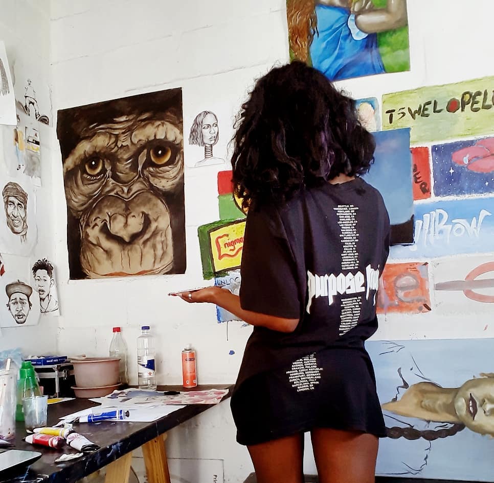 Working on a landscape with #oilpaints First experience working with oils. 😊🎨
#homestudio #artstudio #oilpainting #oilon