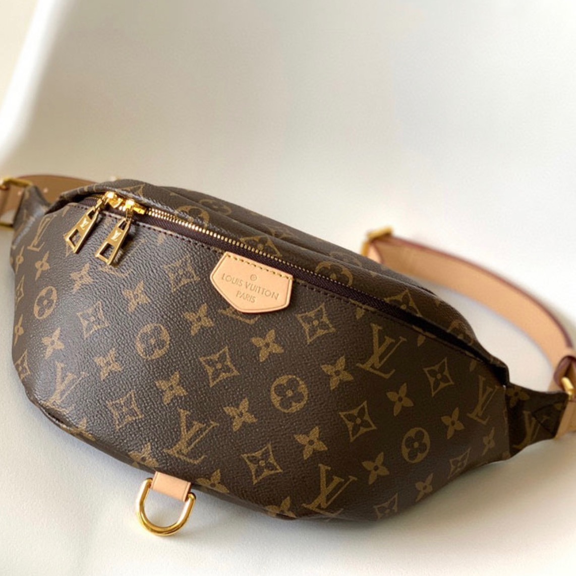 LV Pochete thumbnail