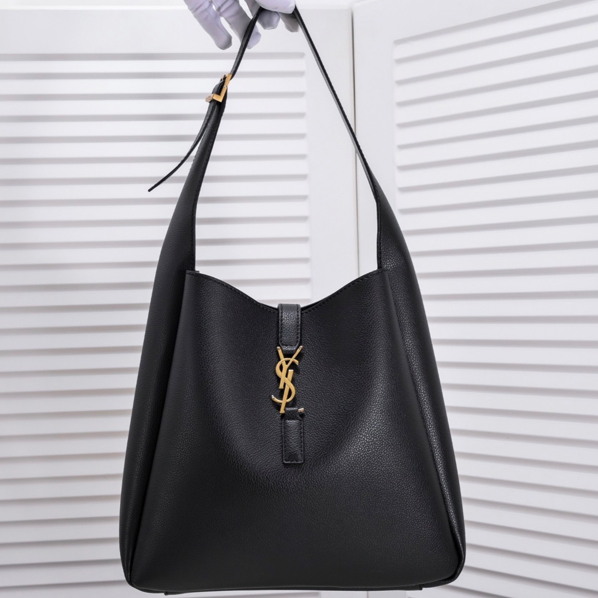 IVE SAINT LAURENT thumbnail