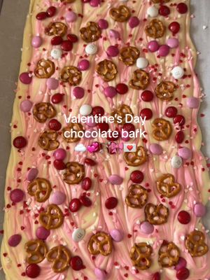 Valentine’s Day chocolate bark for the easiest Valentine gift 🎀 #chocolatebark #valentinesday #vday #valentinesdaygift #