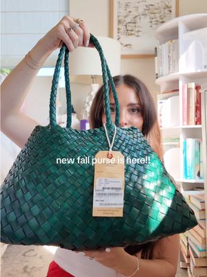 I think she’s a keeper 💫 #purse #everydaybag #leatherbag #falltrends #fallfashion handbag, green purse, green bag, green