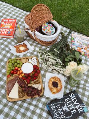 park days like this 🌊 #picnic #bestiedate #besties #reading #booklover #picnicdate #summervibes #aesthetic #girlythings 