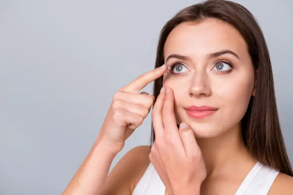 ¿Lentillas diarias o mensuales? Ventajas e inconvenientes thumbnail