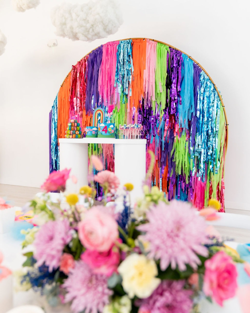 🌈🎉 Can you feel the good vibes coming from this amazing party?! 🎉🌈 Celebrate in style with a vibrant Trolls-themed bash!