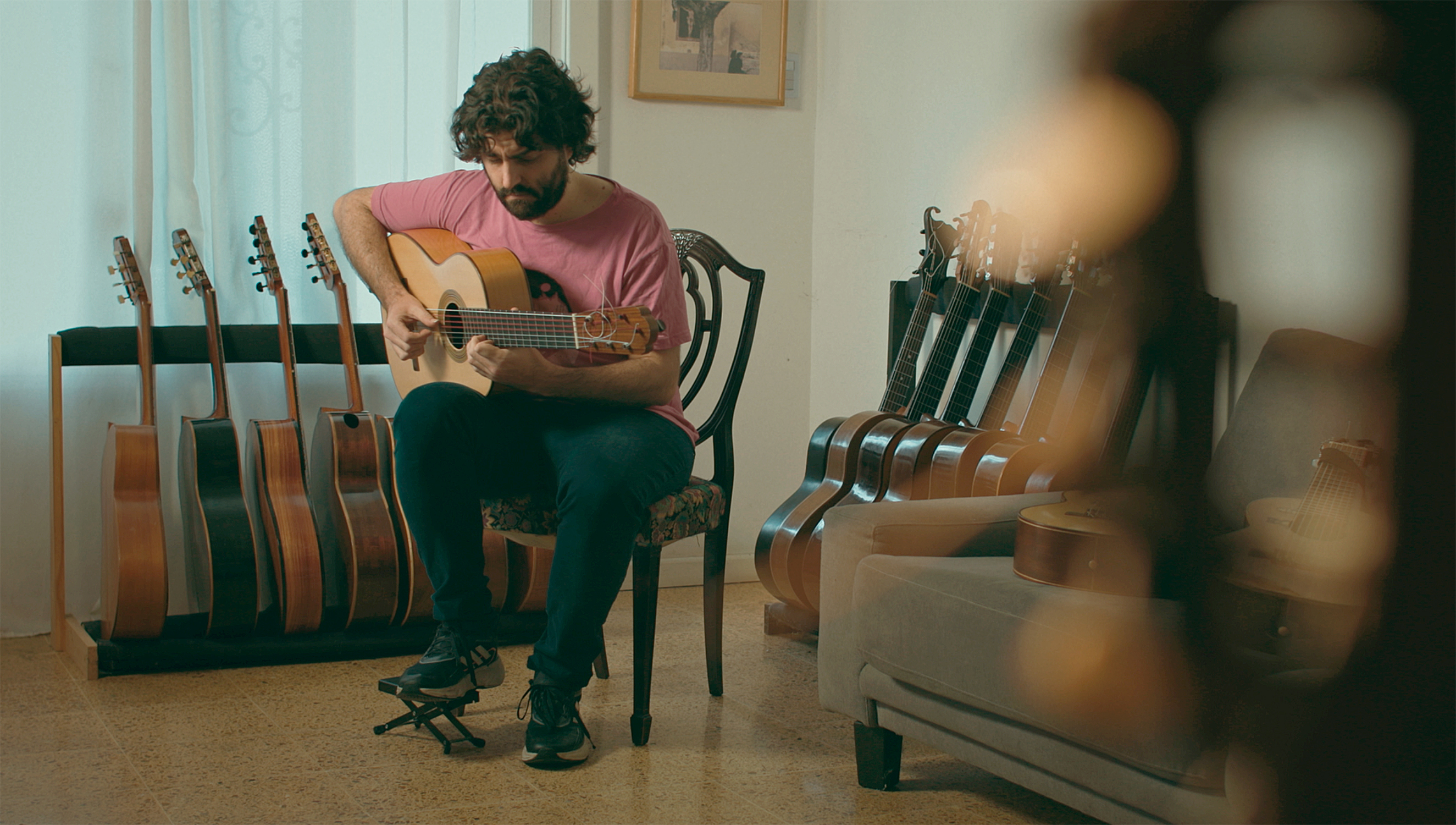 Patricio Crom es un coleccionista de guitarras antiguas.  thumbnail